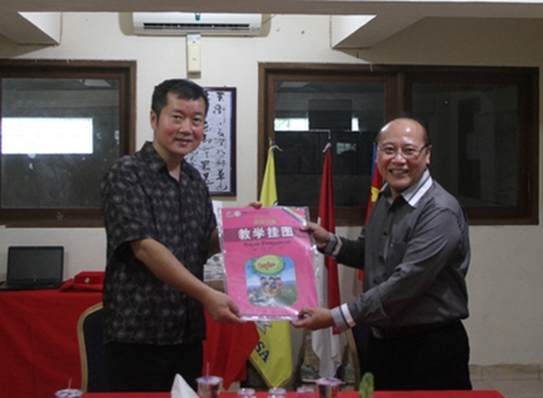 胡銀全向光明三語國民學(xué)校贈書