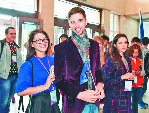 在黑河學(xué)院參加交流活動(dòng)的俄羅斯年輕人。