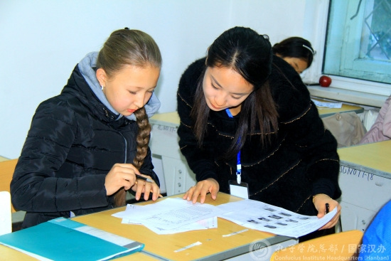 監(jiān)考教師指導(dǎo)學(xué)生填涂信息