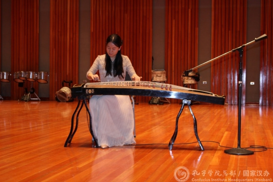 孔院教師表演古箏獨奏