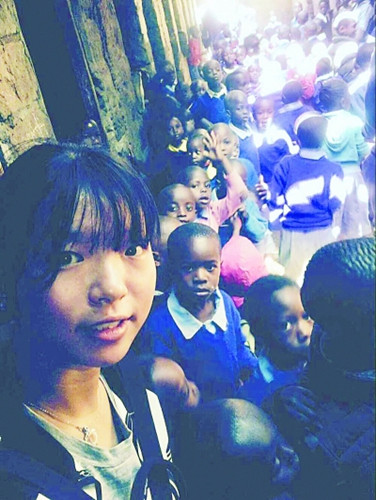 黃萍萍與貧民窟的孩子在一起。