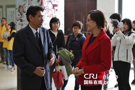 西北師范大學(xué)副校長(zhǎng)劉復(fù)興向“絲路中俄”采訪團(tuán)的記者們介紹學(xué)校情況。(攝影:黃文華)