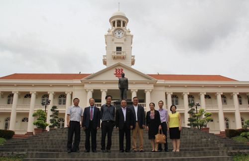 拜訪新加坡南洋華僑中學(xué)等