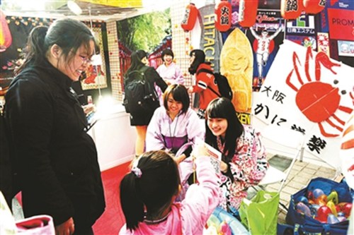 海內外學生擺起展臺同秀異域文化