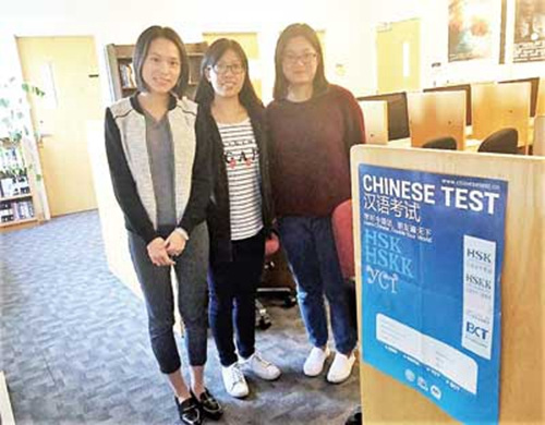 在考場(chǎng)當(dāng)監(jiān)考員的志愿者老師們。(美國(guó)《星島日?qǐng)?bào)》)