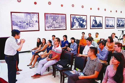 青年漢學家聽古樂老師講解中國聲樂