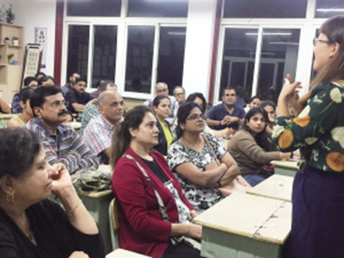 外國朋友正在跟著老師“牙牙學(xué)語”