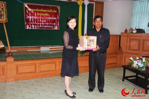 校長(zhǎng)和院長(zhǎng)互贈(zèng)禮物