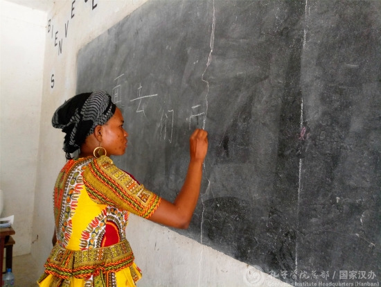 學(xué)生認(rèn)真書寫漢字