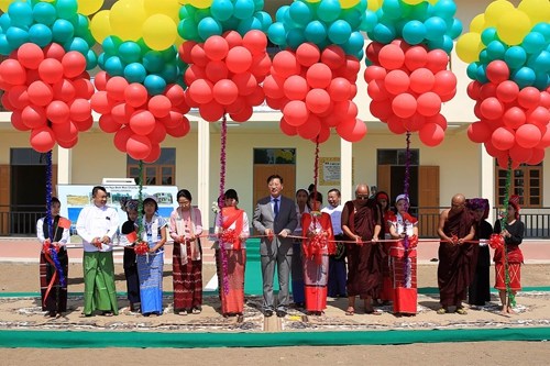 中國僑網(wǎng)“中緬友誼學(xué)?!眴⒂脙x式