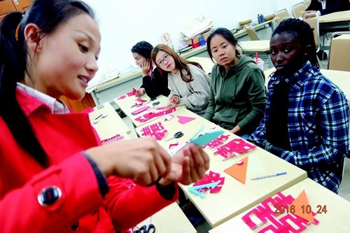 “洋學生”山東聊城學剪紙