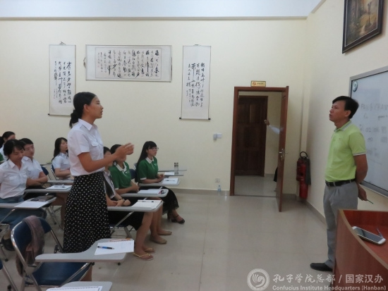 語言課上學員進行自我介紹