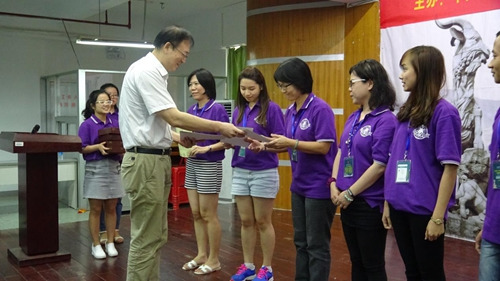 邵宜為學(xué)員頒發(fā)結(jié)業(yè)證書