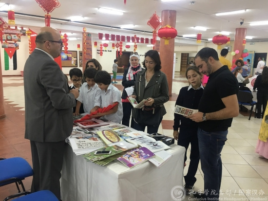 約旦王子(右一)一家翻閱中國文化書刊