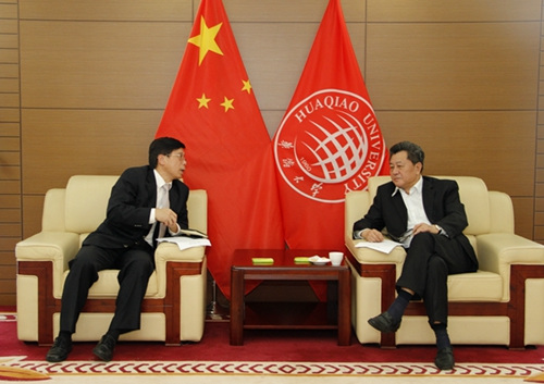 李剛聽取馮志農作福建華文教育工作情況匯報