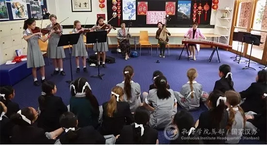 巡演團在愛博私立女子學(xué)校與學(xué)生共同表演