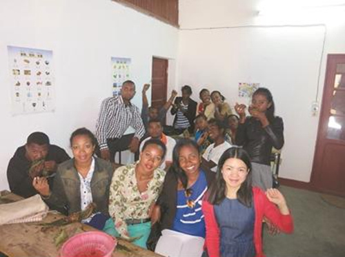 圖為黃海英(右一)