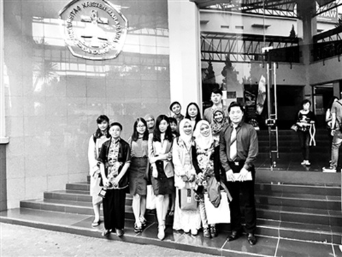 郭旭與學(xué)生合影