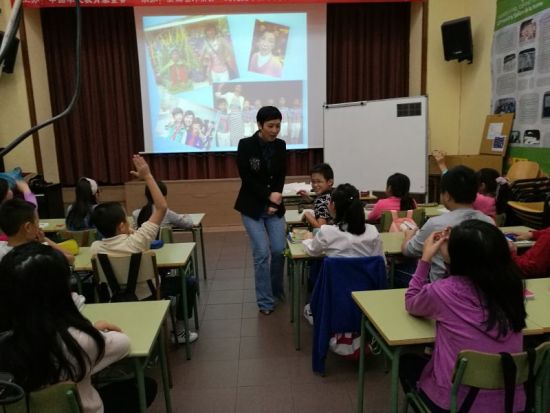 張靜在馬德里華僑華人中文學(xué)校上示范課