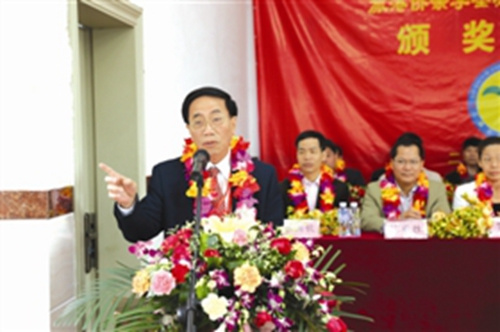 陳著遠每年都從菲律賓趕回家鄉(xiāng)為優(yōu)秀學(xué)子頒獎