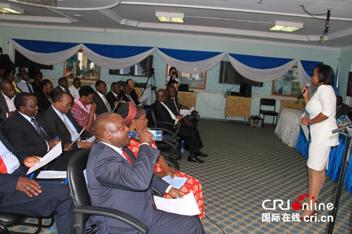 內(nèi)羅畢大學孔子學院漢語教師茹絲教授肯尼亞外交部官員漢語問候語。