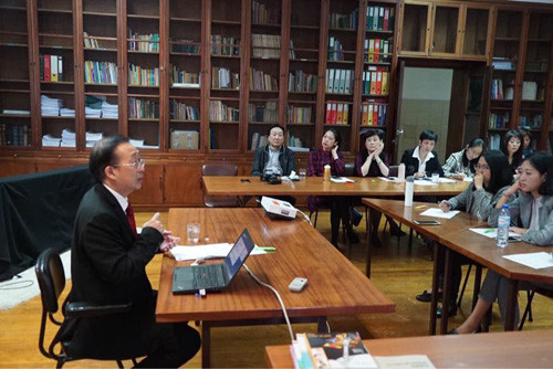 嚴(yán)曉鵬在葡萄牙里斯本中文學(xué)校講課