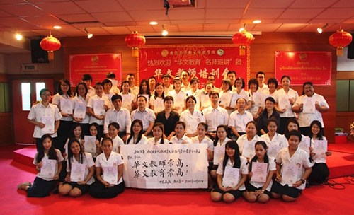 與崇華新生華立學(xué)校華文老師合影