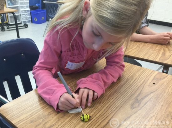 學生認真學做面人