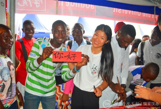 現(xiàn)場體驗書法并展示作品