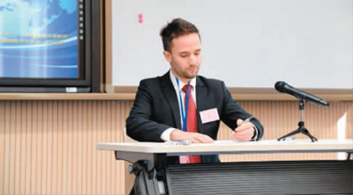 圖為李飛在參加第九屆多語(yǔ)種口譯大賽。