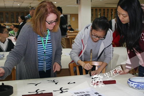 訪問團體驗軟筆書法