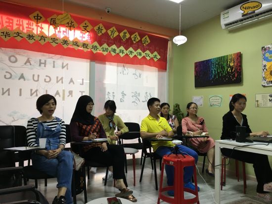 老師們認(rèn)真聽課