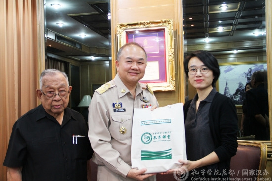 公書(shū)婉老師(右)向彭世洛府副府尹(中)贈(zèng)送書(shū)籍