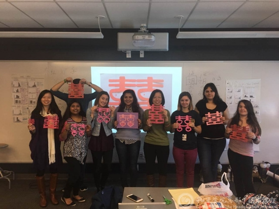 學(xué)生展示“囍”字剪紙作品