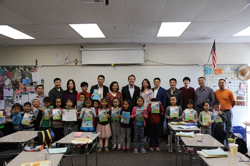 洪磊在風(fēng)華中文學(xué)校參觀