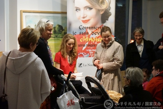 白露娜為讀者簽名