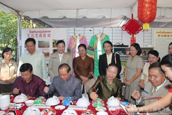 通倫·西蘇里(左一)學畫中國臉譜