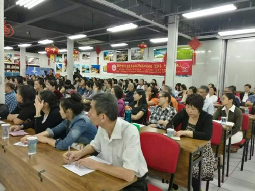 當(dāng)?shù)厝A文教師認(rèn)真聽課