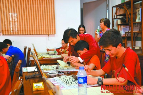 在南海實(shí)驗(yàn)中學(xué),中國(guó)老師手把手教華裔青年寫書法。通訊員供圖