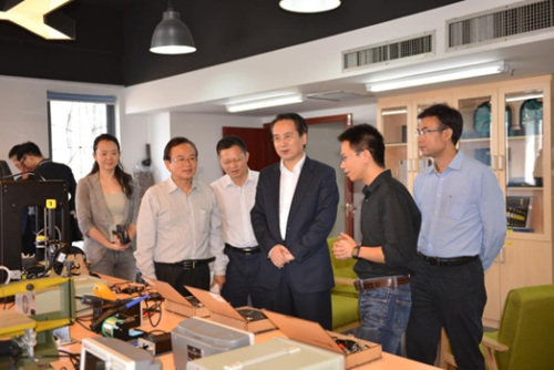 譚天星一行參觀深圳旅游學(xué)院創(chuàng)客實(shí)踐室