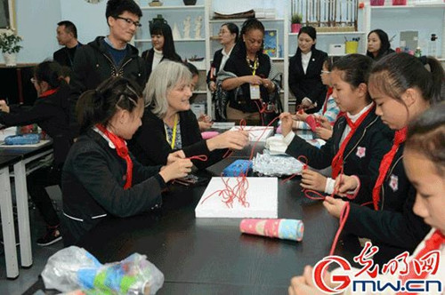 美國友人和珊瑚孩子們一起做手工