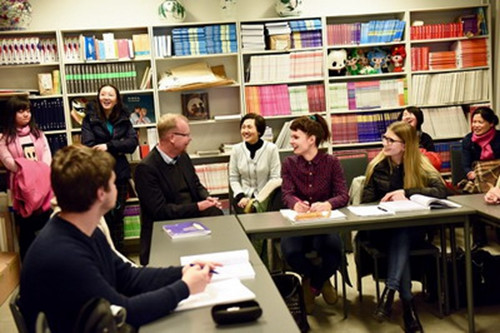 高級漢語課堂學(xué)生用中文進(jìn)行自我介紹