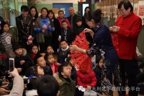 藝術(shù)家們與華裔青少年互動(dòng)交流