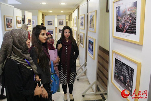 參觀慶祝“中巴建交65周年”攝影展的巴方學(xué)生(人民網(wǎng)記者