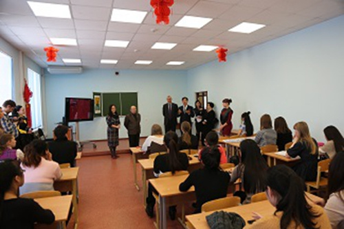 郭志軍參觀大學(xué)重點(diǎn)院系及孔子學(xué)院多媒體課堂