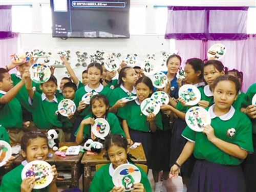 泰國(guó)學(xué)生展示他們的“熊貓”作品