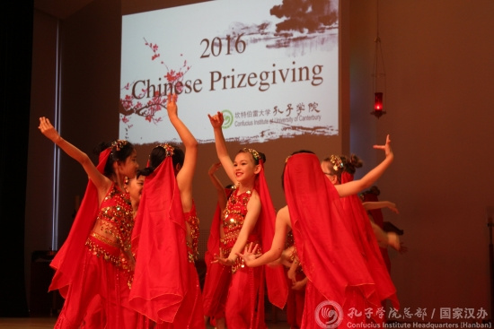 當(dāng)?shù)匦W(xué)生的舞蹈表演