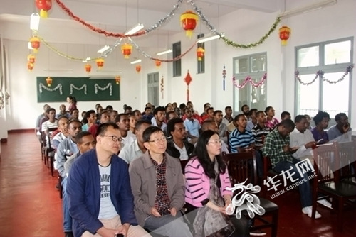 孔子學(xué)院師生認(rèn)真聽取口腔護(hù)理科普講座