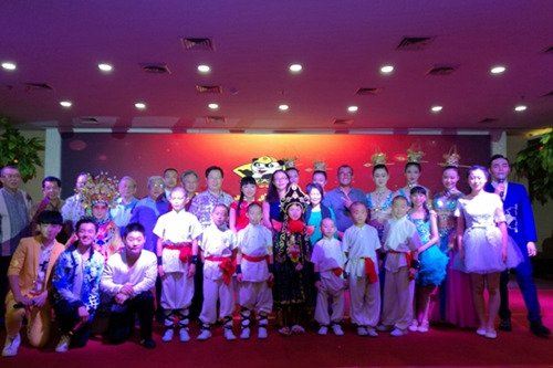 中國(guó)僑網(wǎng)合影