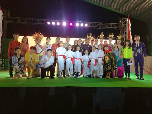 中國(guó)僑網(wǎng)合影